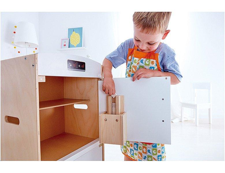 Hape  E3153 Weißer Kühlschrank mit Gefrierfach, Spielzeug-Kühlschrank mit vielen Funktionen, aus Holz, ab 3 Jahren, weiß 