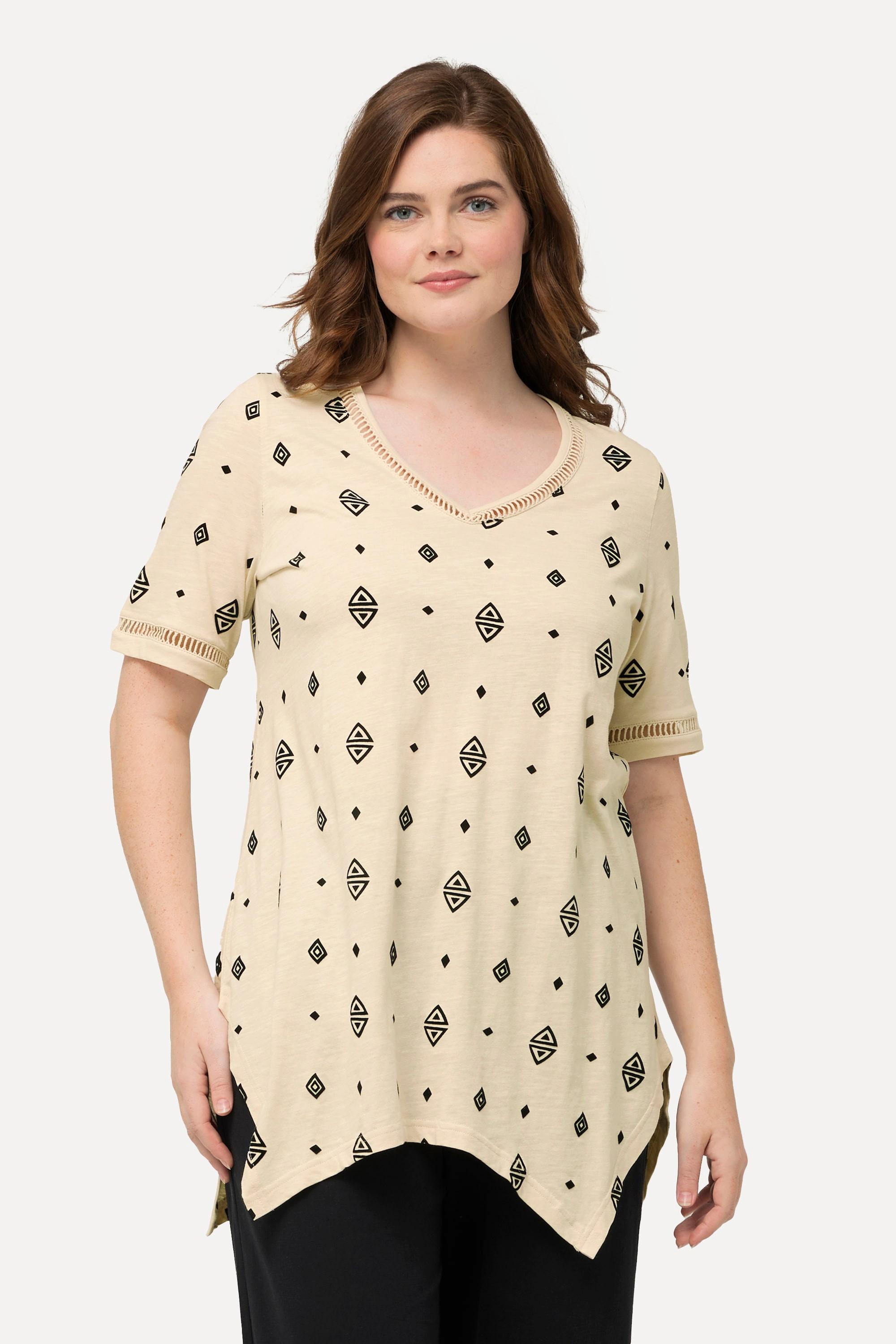 Ulla Popken  T-shirt en coton bio, motif losanges. Col en V et manches courtes. 