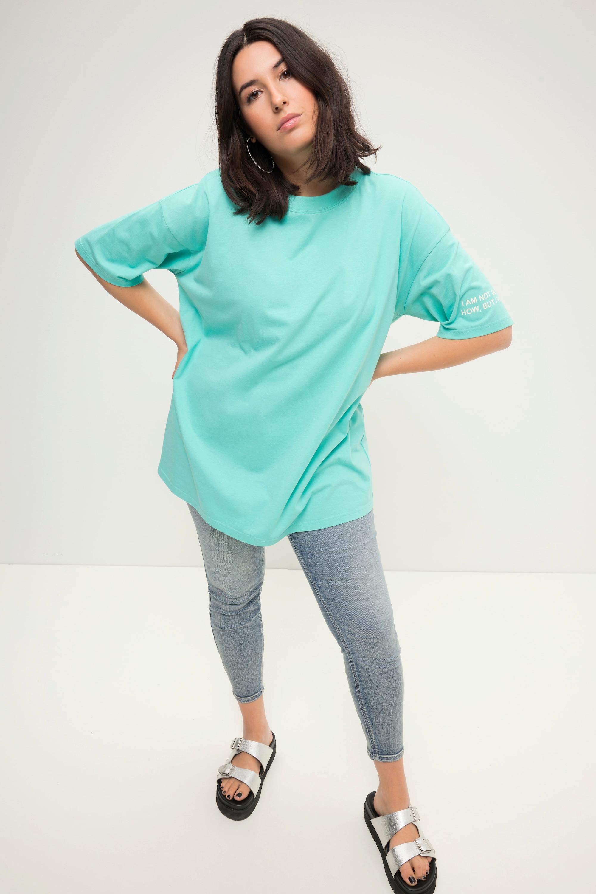 Studio Untold  Maglia dal taglio lungo e oversize con scritta stampata, scollo a girocollo e mezze maniche 