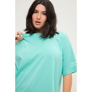 Studio Untold  Maglia dal taglio lungo e oversize con scritta stampata, scollo a girocollo e mezze maniche 