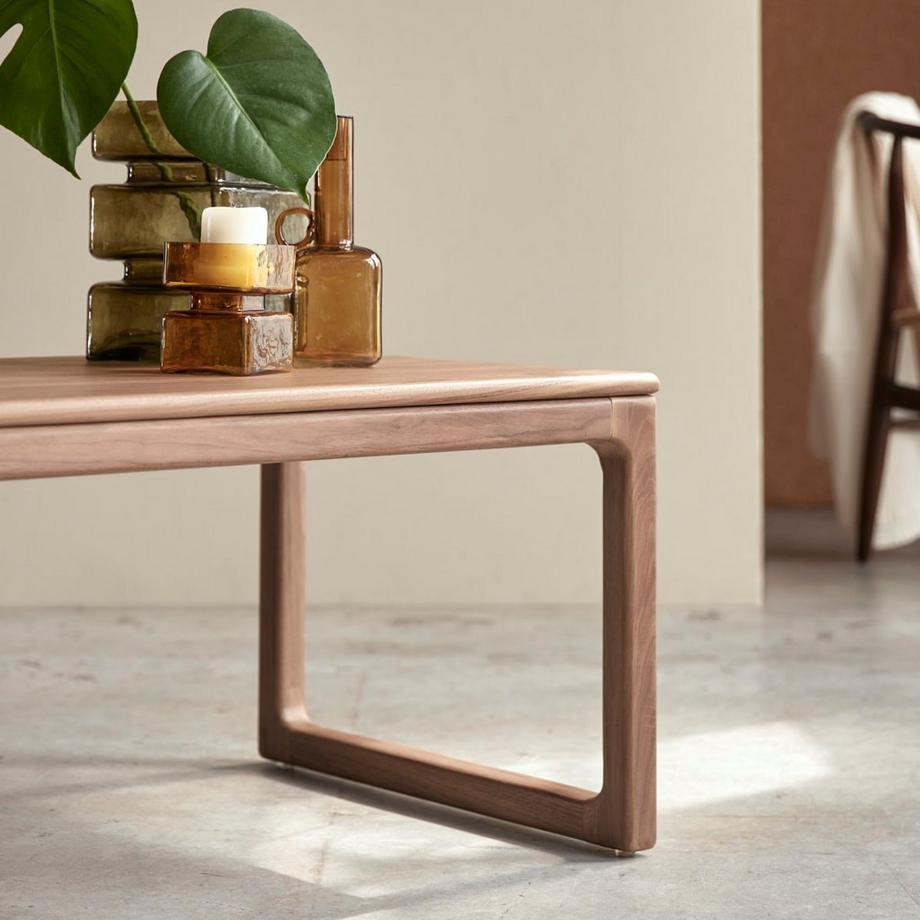 Tikamoon Couchtisch aus massivem Nussbaumholz Arto  