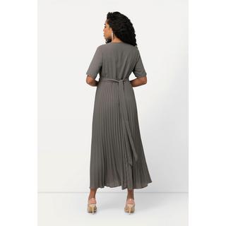 Ulla Popken  Robe maxi plissée avec manches courtes. Décolleté en V, esprit cache-cœur 