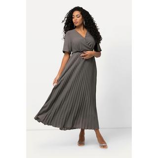 Ulla Popken  Robe maxi plissée avec manches courtes. Décolleté en V, esprit cache-cœur 