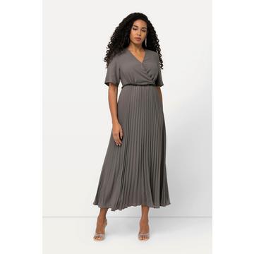 Robe maxi plissée avec manches courtes. Décolleté en V, esprit cache-cœur