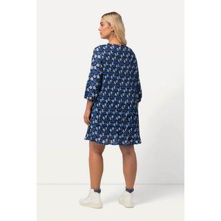 Ulla Popken  Robe courte plissée avec manches 3/4. Imprimé à fleurs et col montant avec ruchés. 