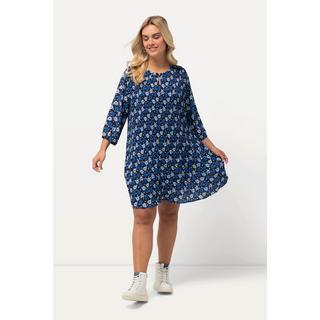 Ulla Popken  Robe courte plissée avec manches 3/4. Imprimé à fleurs et col montant avec ruchés. 