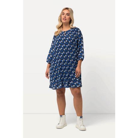 Ulla Popken  Robe courte plissée avec manches 3/4. Imprimé à fleurs et col montant avec ruchés. 