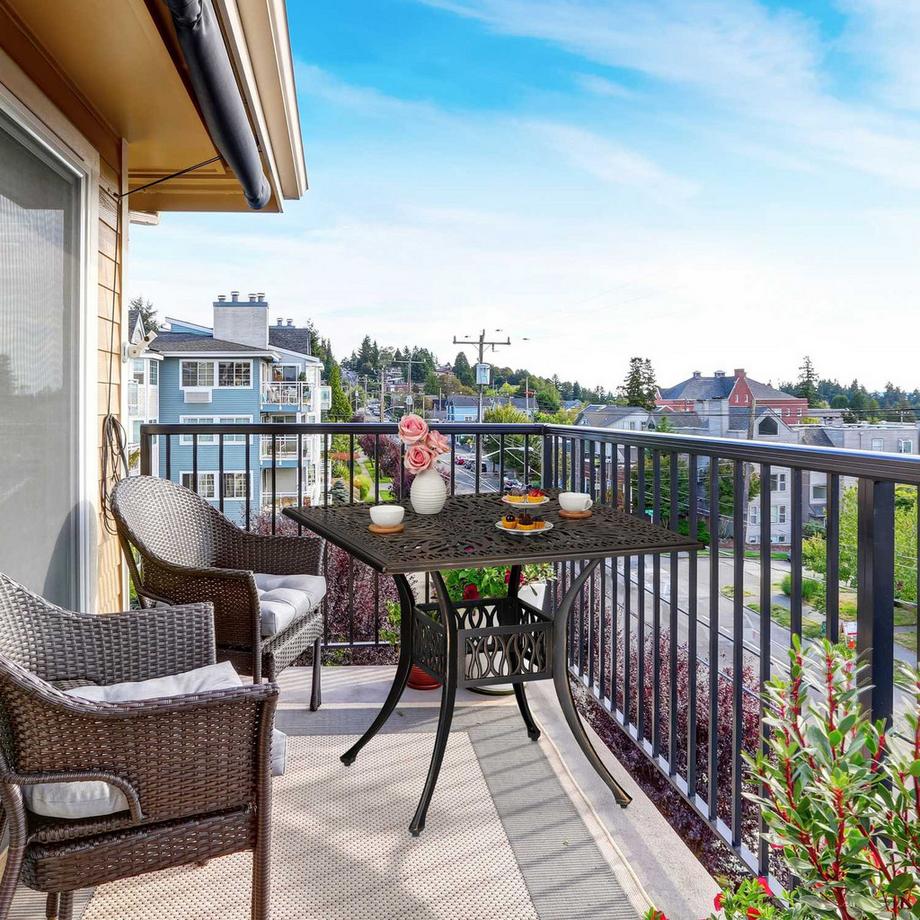 Northix Quadratischer Gartentisch mit Schirmloch  