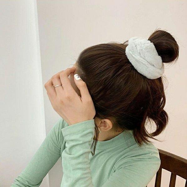 B2X  Scrunchie per capelli in pelliccia sintetica - bianco 