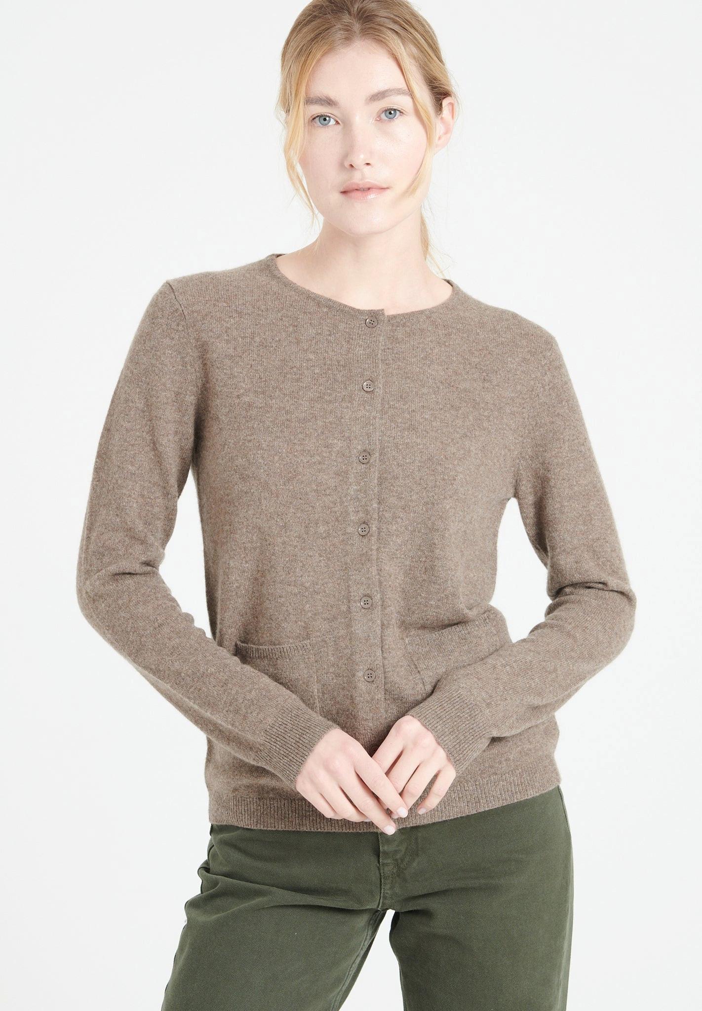 Image of Lilly 4 Strickjacke Mit Tailliertem Rundhalsausschnitt - 100% Kaschmir Unisex Taupe XXL