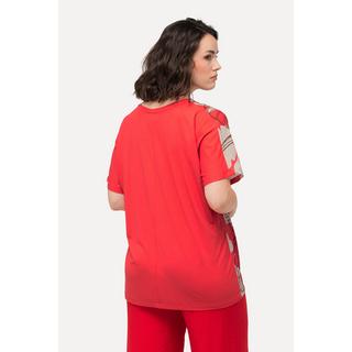 Ulla Popken  T-shirt dal taglio oversize con fiori, scollo a tunica e mezze maniche 