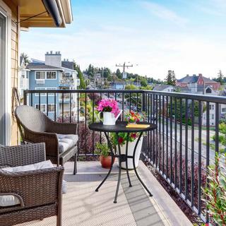 B2X Tavolo da giardino con foro per ombrellone  