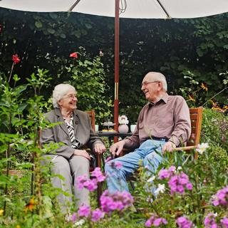 B2X Tavolo da giardino con foro per ombrellone  