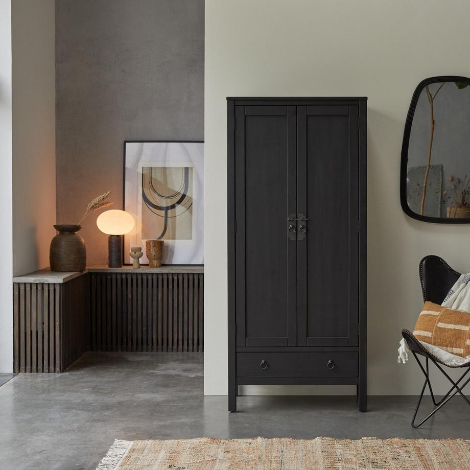 Tikamoon Armoire en pin massif Thaki Black  