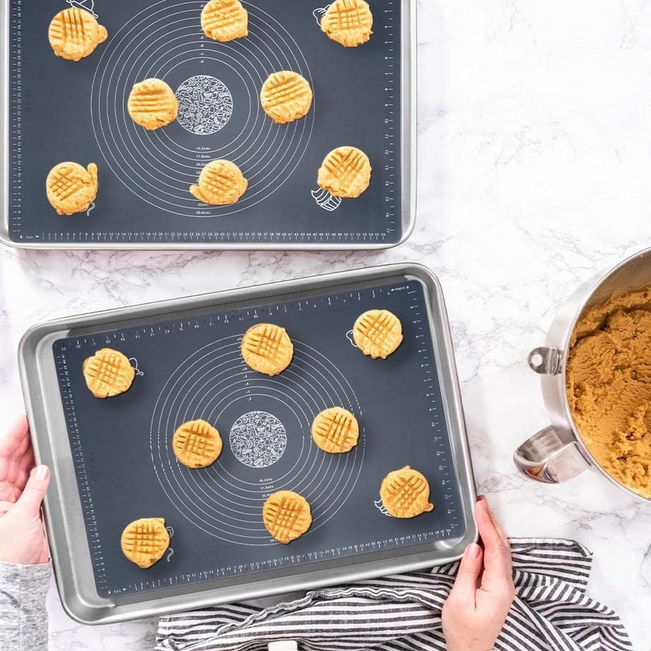 B2X  Tapis de cuisson en silicone : peu de farine, peu encombrant, enroulable 