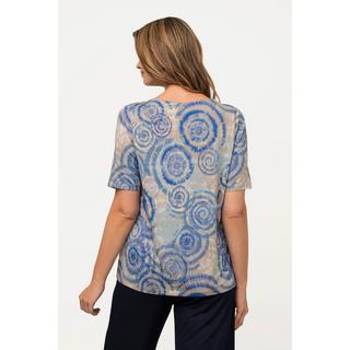 Ulla Popken  Maglia in tessuto fluente con stampa batik, scollo a V e mezze maniche 