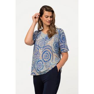 Ulla Popken  Maglia in tessuto fluente con stampa batik, scollo a V e mezze maniche 