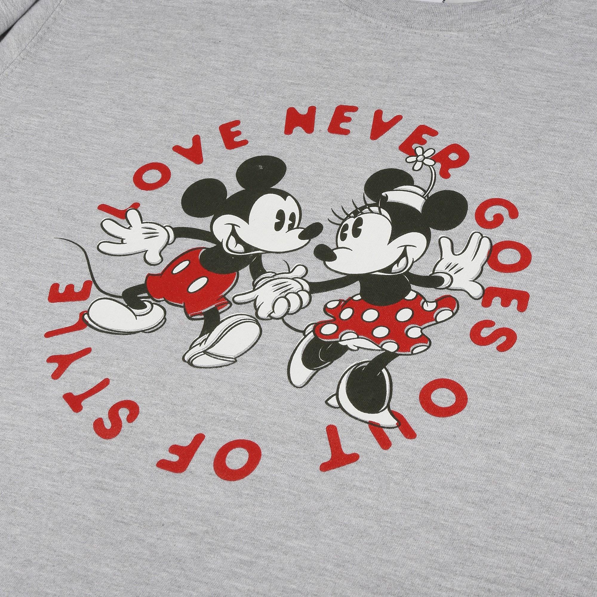 Disney  Love Never Goes Out Of Style Sweatshirt Rundhalsausschnitt 