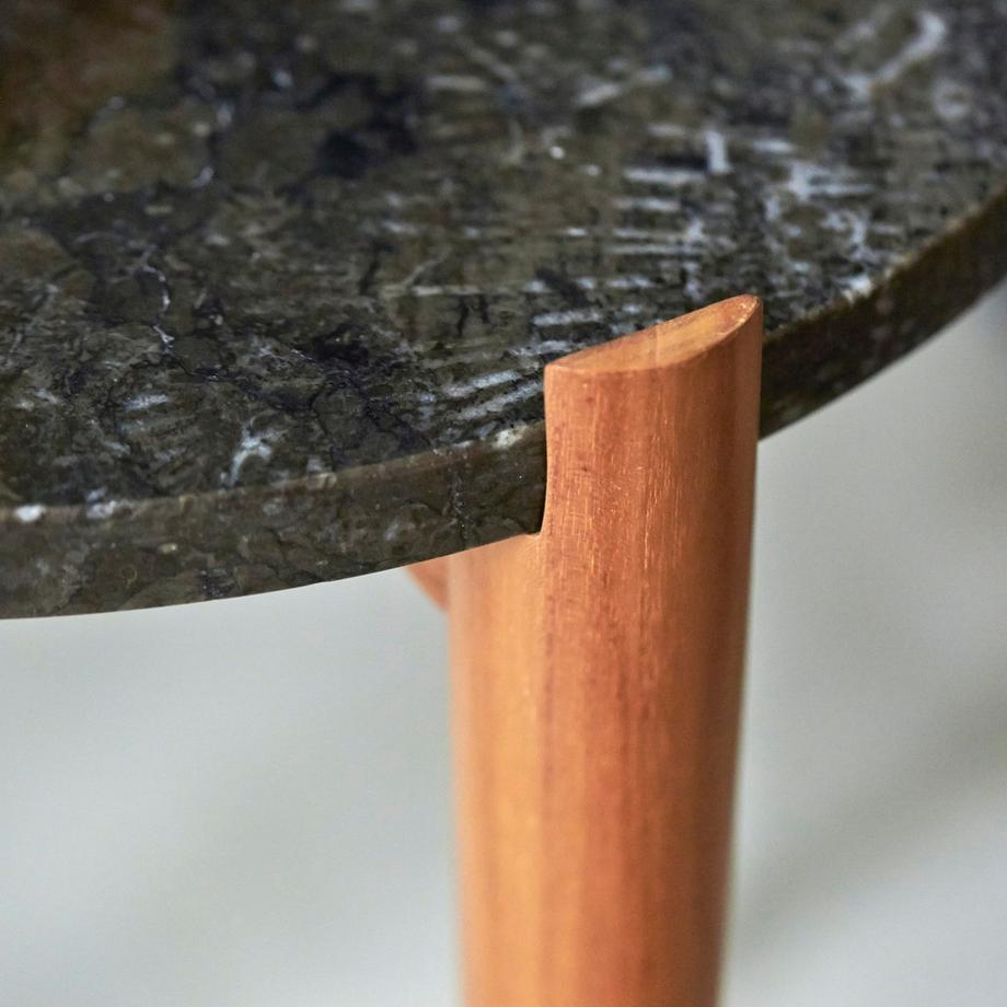 Tikamoon Comodino in teak e marmo black Nestor  