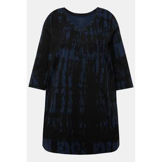 Ulla Popken  T-shirt long, col en V et manches 3/4. Ligne en A et motif batik. 