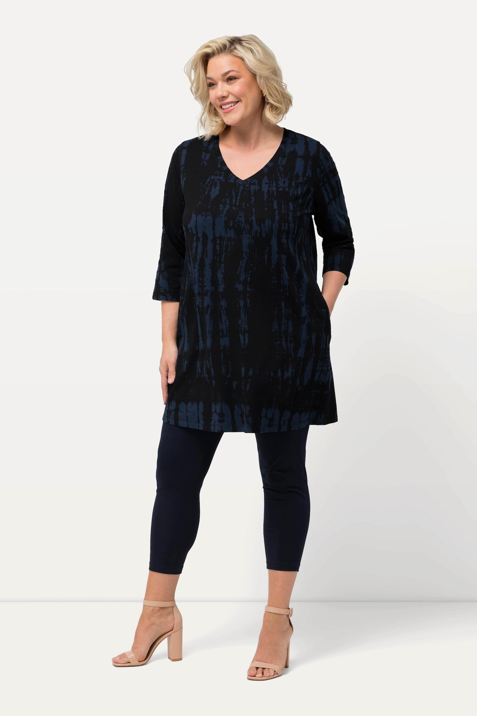 Ulla Popken  T-shirt long, col en V et manches 3/4. Ligne en A et motif batik. 