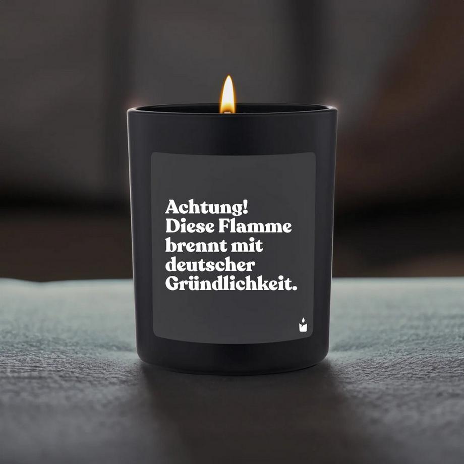 CandleHand Duftkerze Schwarz Woody Achtung! Diese Flamme brennt mit deutscher Gründlichkeit.  