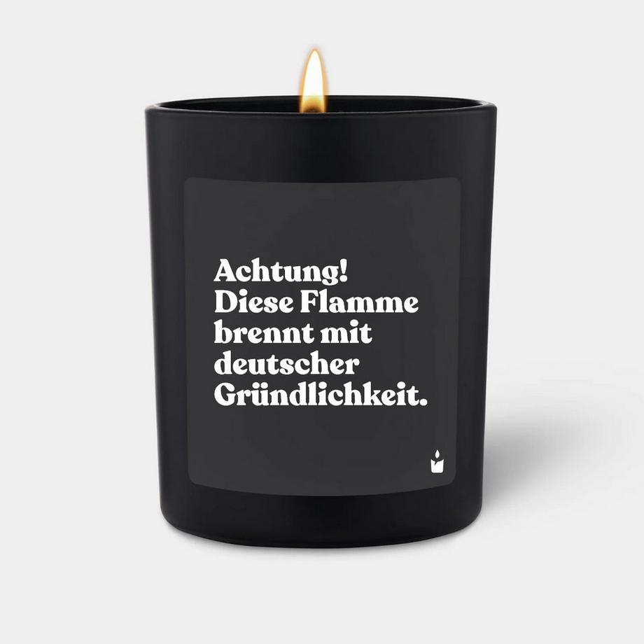 Duftkerze Schwarz Woody Achtung! Diese Flamme brennt mit deutscher Gründlichkeit.
