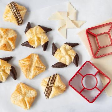 Tagliabiscotti a forma di girandola di pasta sfoglia, 2 pezzi