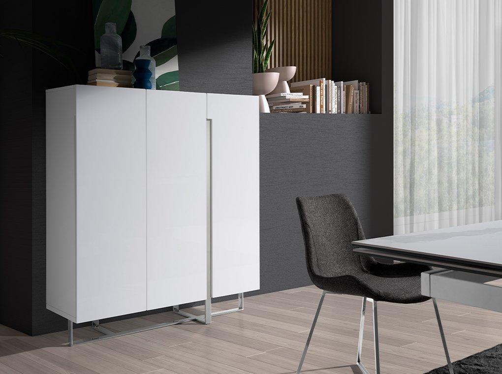 ANGEL CERDA Credenza alta in legno bianco e acciaio cromato  