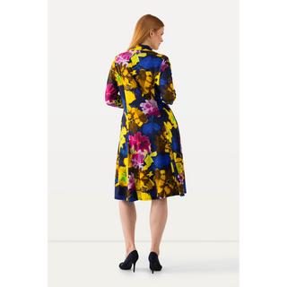 Ulla Popken  Robe midi à motif floral. Col chemise avec encolure en V. Manches longues et plis godets. 