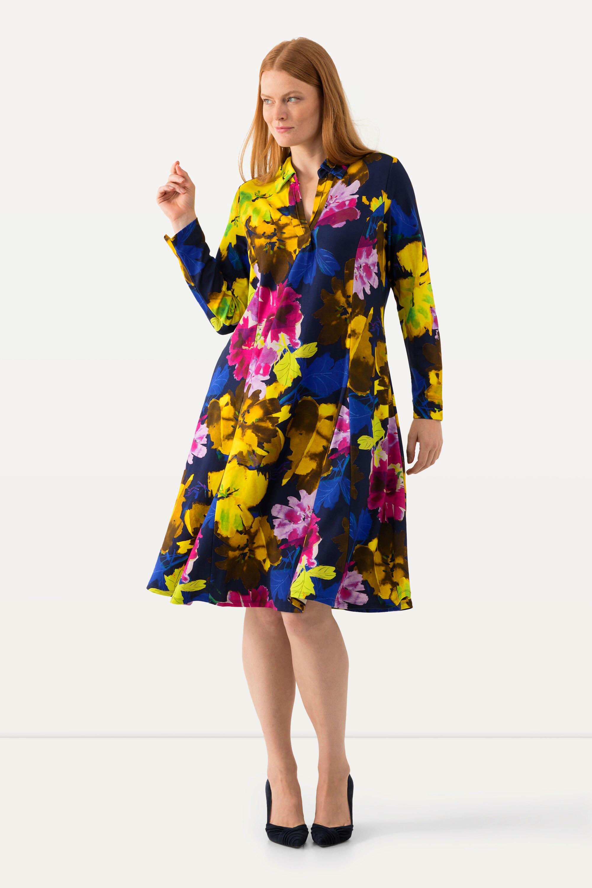 Ulla Popken  Robe midi à motif floral. Col chemise avec encolure en V. Manches longues et plis godets. 