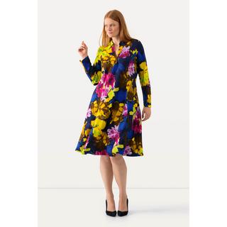 Ulla Popken  Robe midi à motif floral. Col chemise avec encolure en V. Manches longues et plis godets. 