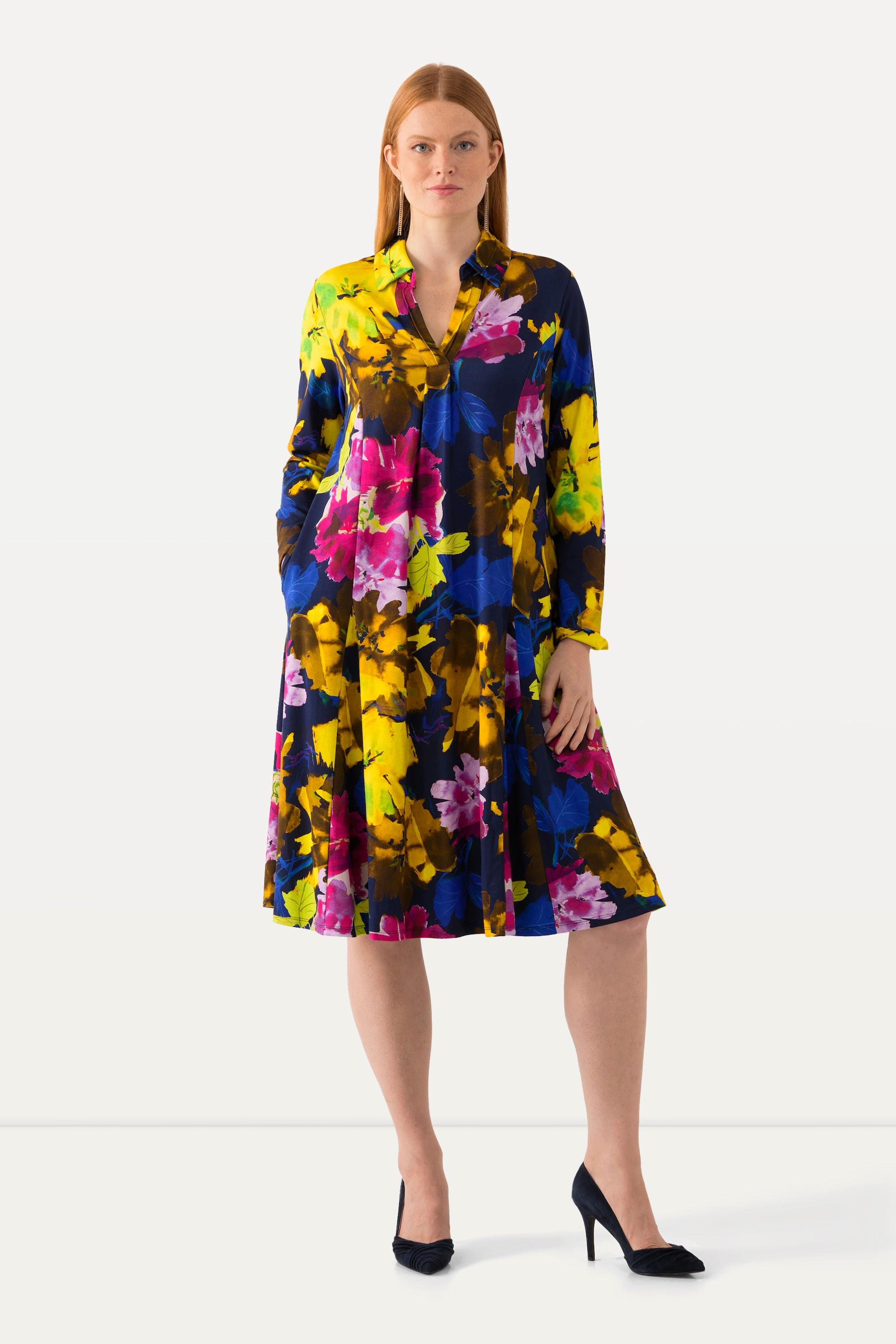 Ulla Popken  Robe midi à motif floral. Col chemise avec encolure en V. Manches longues et plis godets. 