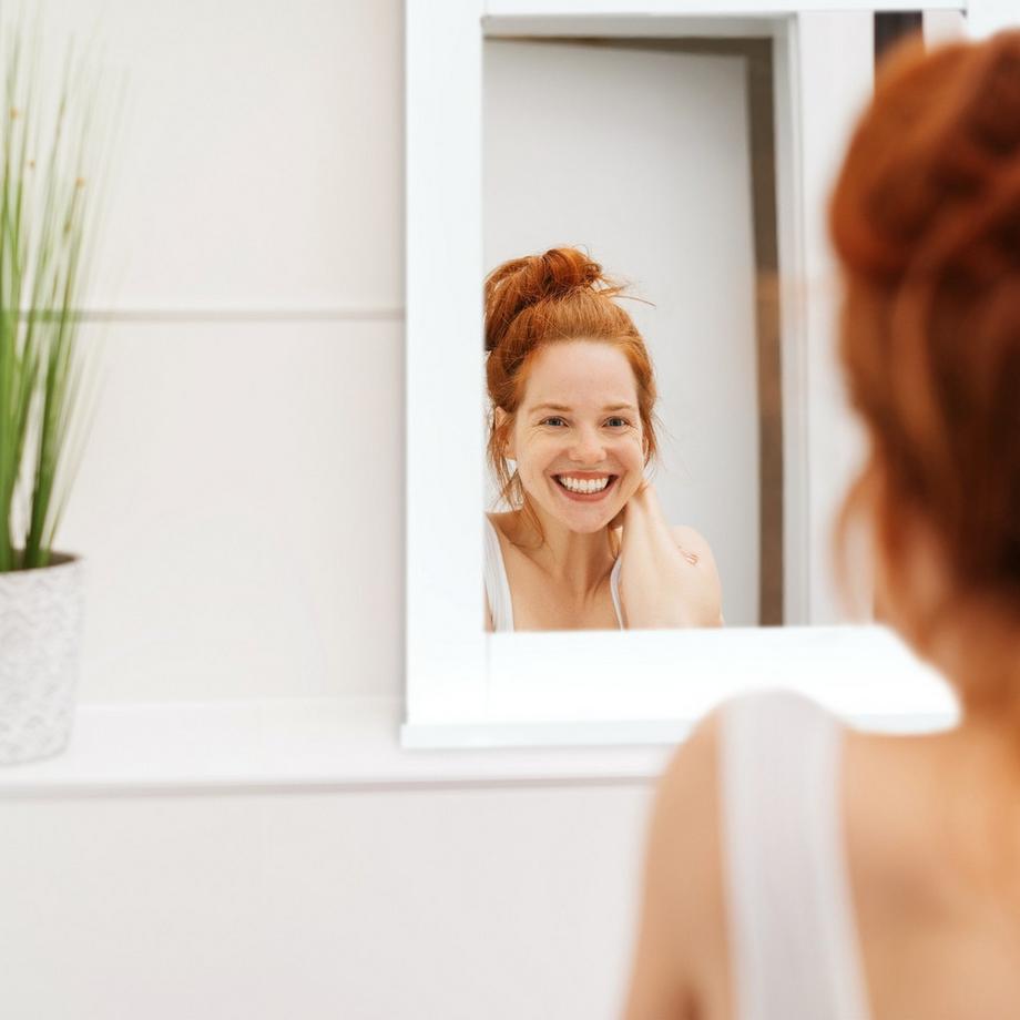 Northix Miroir mural blanc avec étagère  