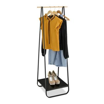 Kleiderbügel aus Metall mit Ablage