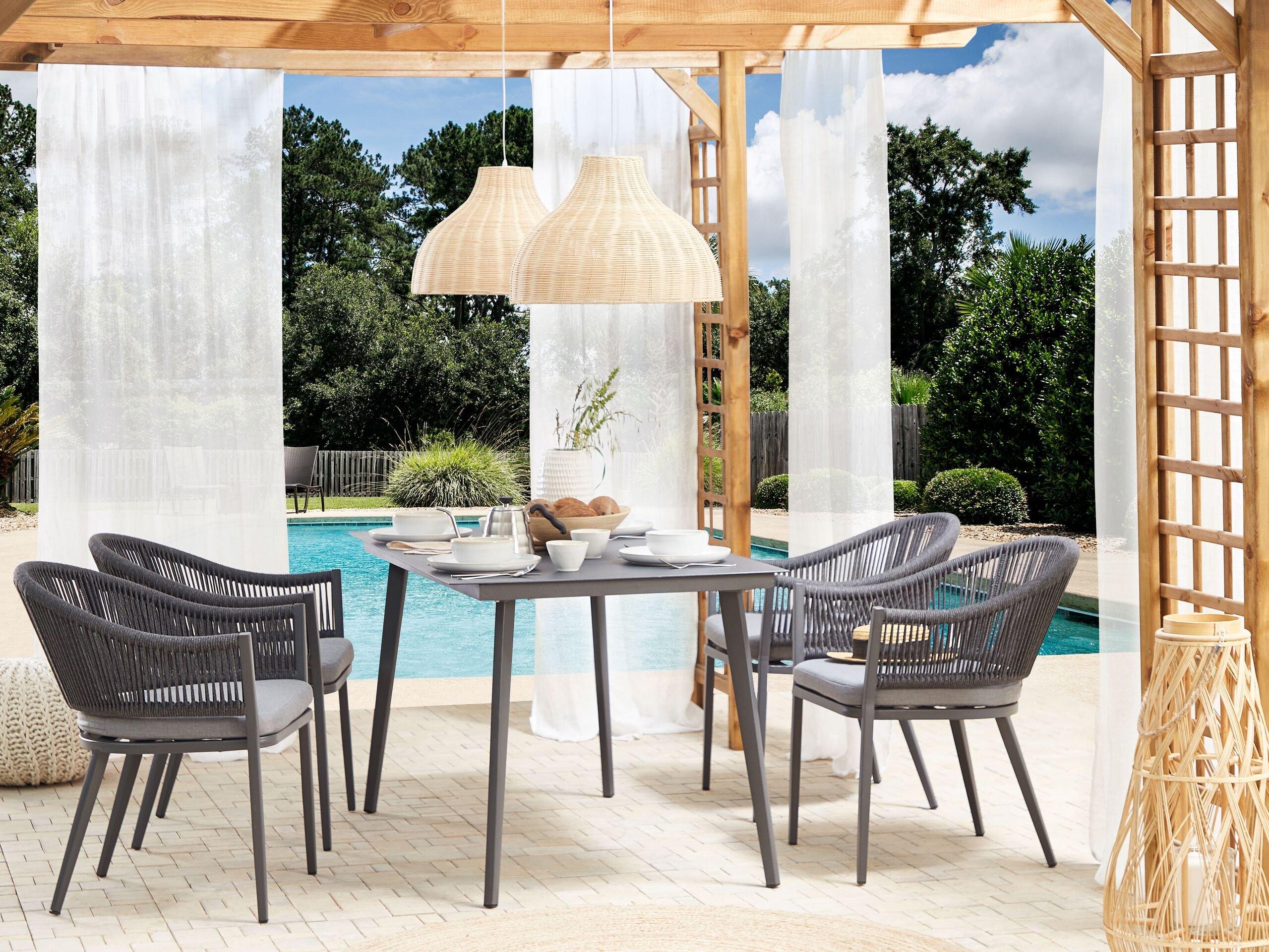 Beliani Table de salle à manger de jardin en Aluminium Rétro MILETO  