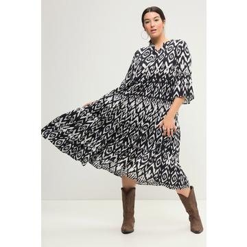 Robe trapèze maxi à imprimé noir et blanc. Col tunisien et manches 3/4