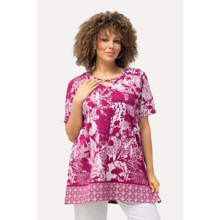 Ulla Popken  T-shirt con stampa patchwork, laccetti, scollo a V e mezze maniche 