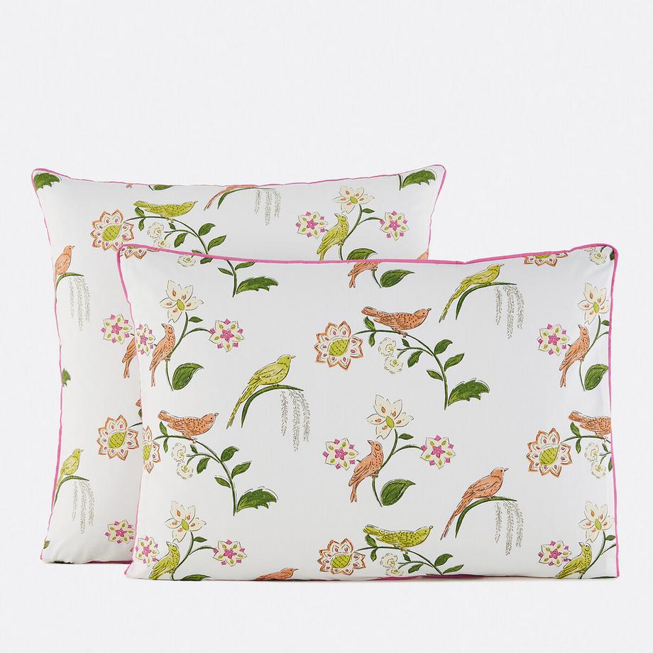 Kissenbezug NORA aus Baumwollperkal mit Vogel- und Blumenprint