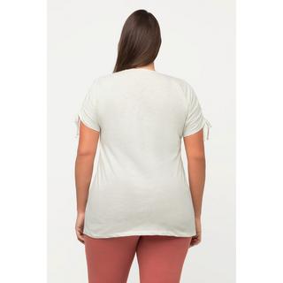 Ulla Popken  T-shirt di cotone biologico con laccetto su maniche, scollatura a V e mezze maniche 