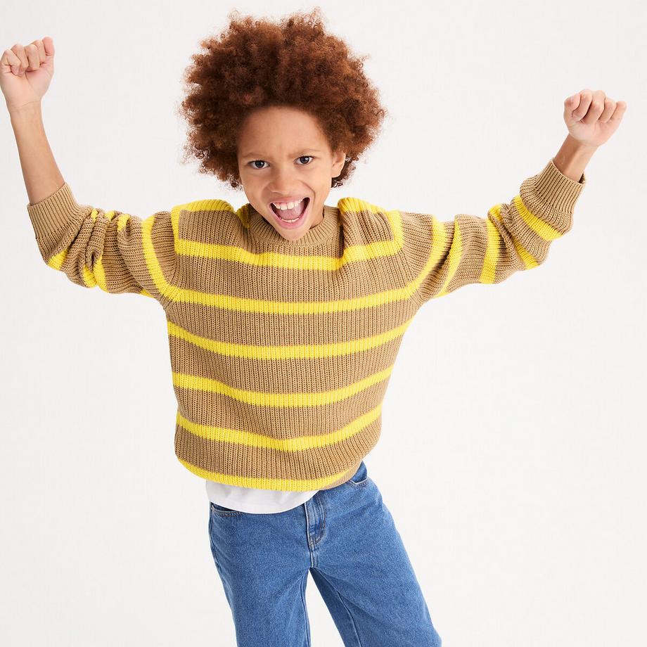 Gestreifter Rippstrick-Pullover mit Rundhalsausschnitt