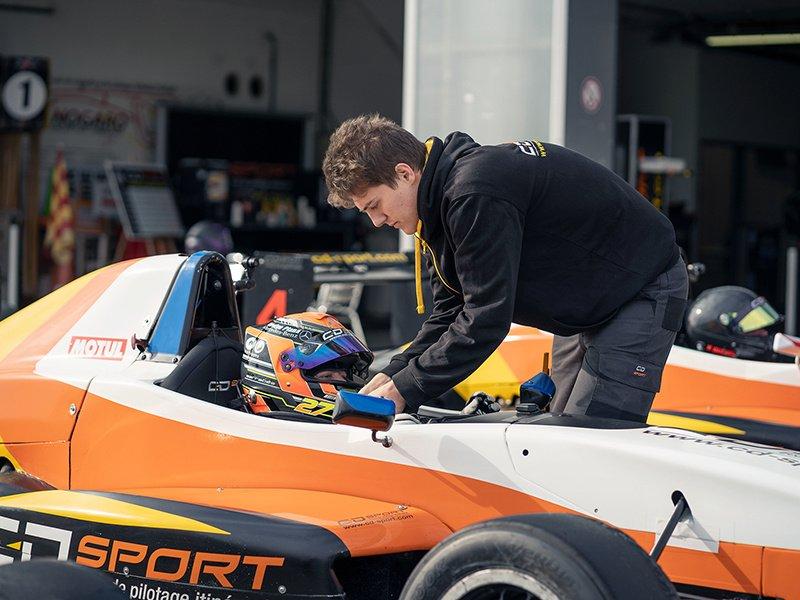 Smartbox  9 tours au volant d'une Renault Formule FR2.0 sur le circuit de Laquais - Coffret Cadeau 