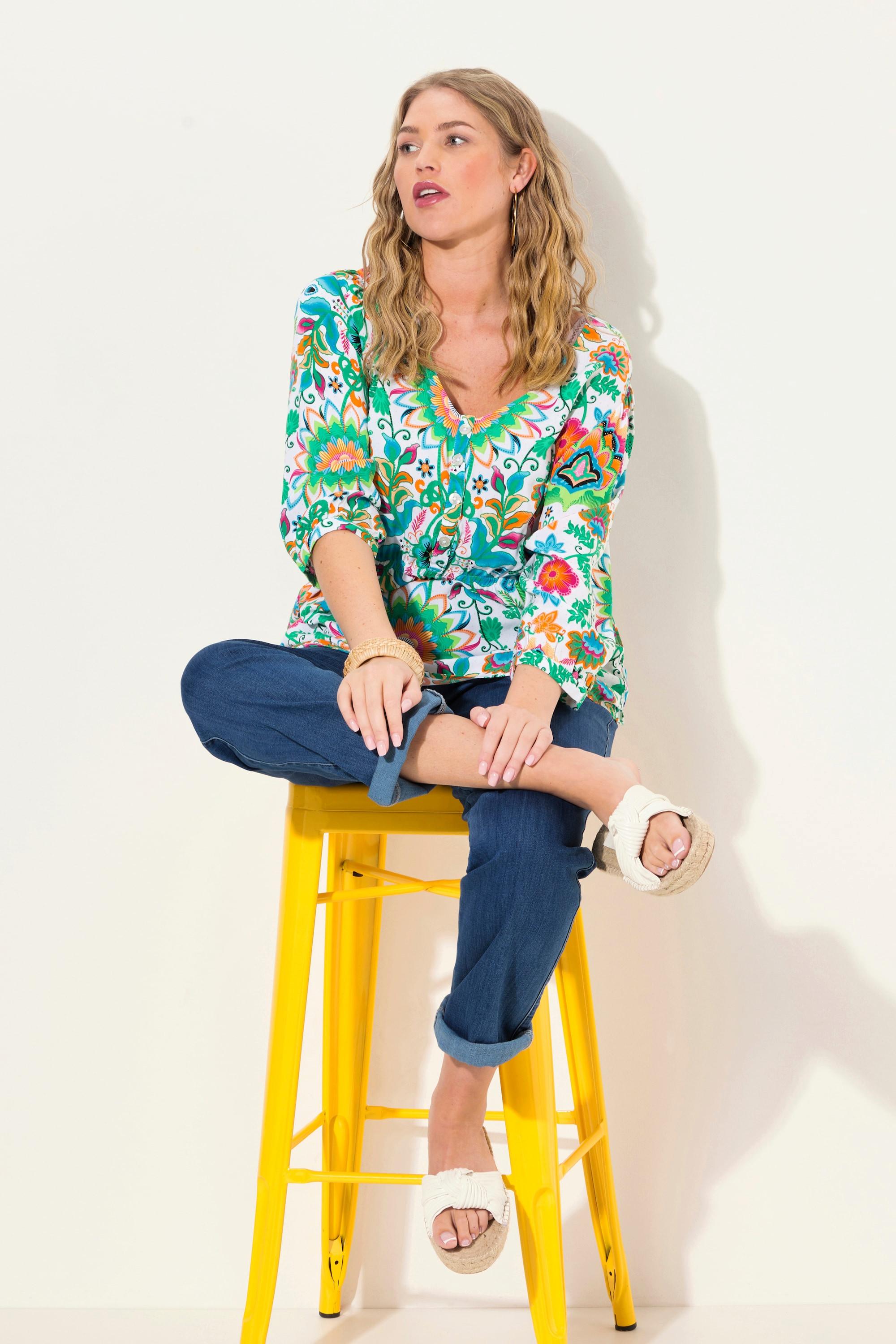 Ulla Popken  Blusa dal taglio svasato con fiori, scollo a V e maniche a 3/4 