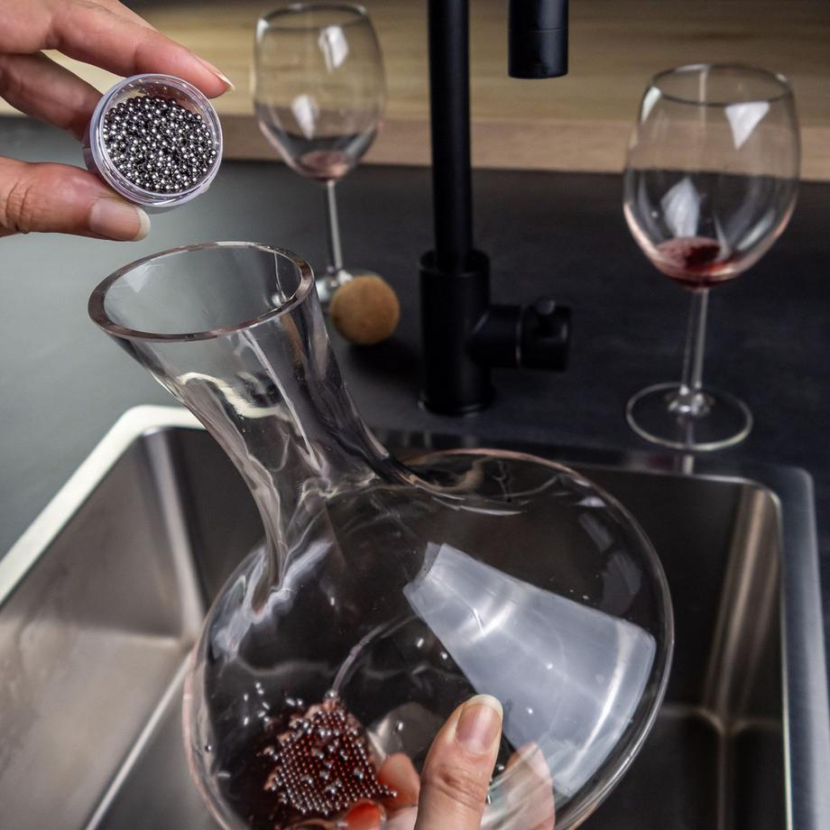 Intirilife Glas Karaffe  für Rotwein mit Reinigungsperlen  