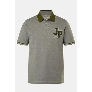 JP1880  Maglia polo in piqué con applicazione e mezze maniche, fino alla tg. 8XL 