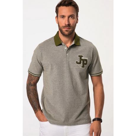 JP1880  Maglia polo in piqué con applicazione e mezze maniche, fino alla tg. 8XL 