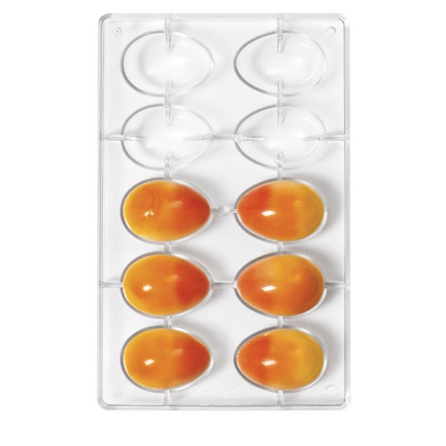 Uovo di gallina in stampo di cioccolato