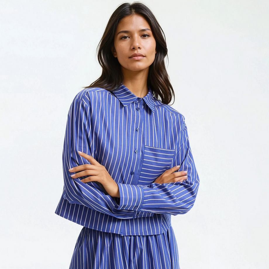 Kurzes gestreiftes Hemd mit langen Ärmeln