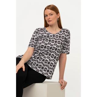 Ulla Popken  T-shirt en tissu fluide à col en V et manches courtes. Coupe Classic Fit, éléments fantaisie 