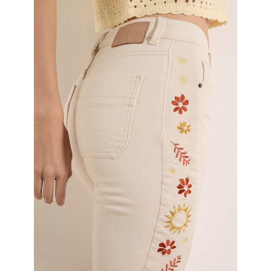 APRICOT Lulu Jeans mit Blumenstickerei ausgestelltem Bein  